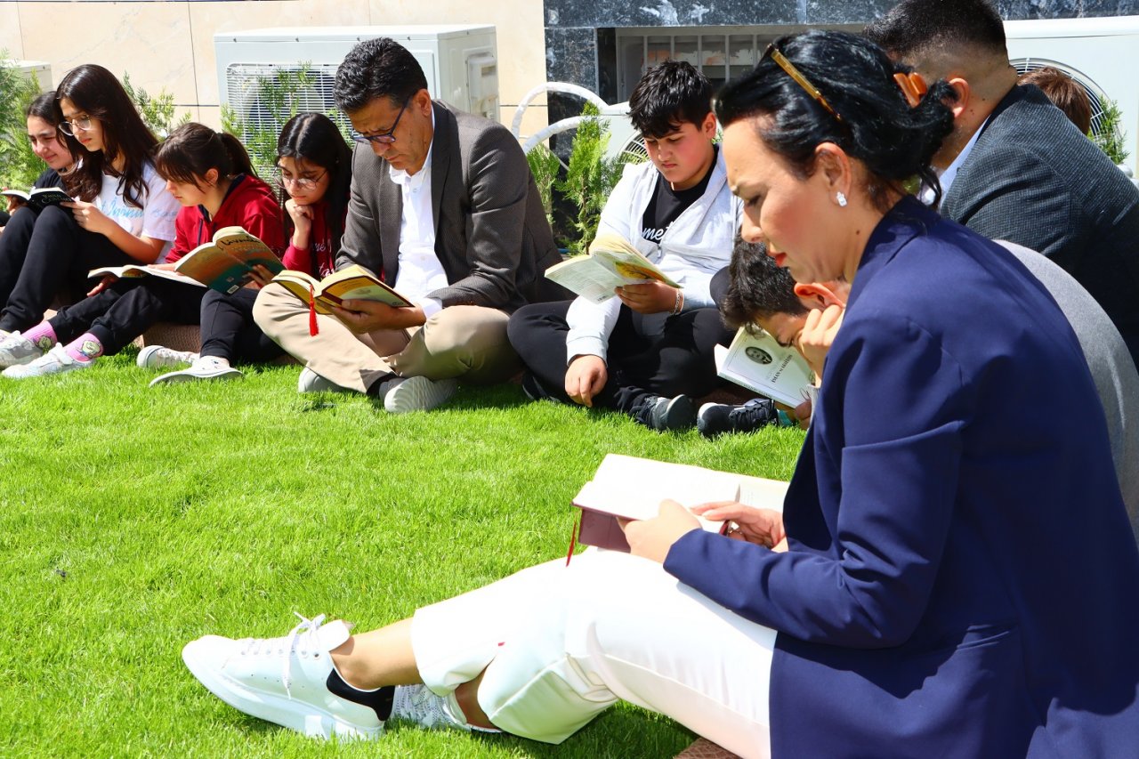 KOZAN SUSTU, KİTAPLAR KONUŞTU